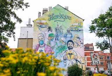 Coronavirus, murale celebra medici e infermieri a Bruxelles. FOTO