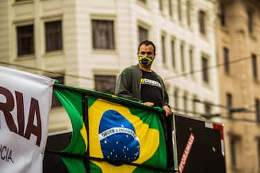Protesters in favor of the Bolsonaro government, calling themselves patriots, protest at the Viaduto do ChÃ¡, central region in SÃ£o Paulo, capital, Brazil on Sunday, June 14, 2020.  (Photo by Van Campos/Fotoarena/Sipa USA) (Fotoarena / IPA/Fotogramma, SÃ£o Paulo - 2020-06-14) p.s. la foto e' utilizzabile nel rispetto del contesto in cui e' stata scattata, e senza intento diffamatorio del decoro delle persone rappresentate
