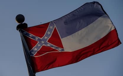 Mississippi, via storica bandiera: eliminati simboli confederati