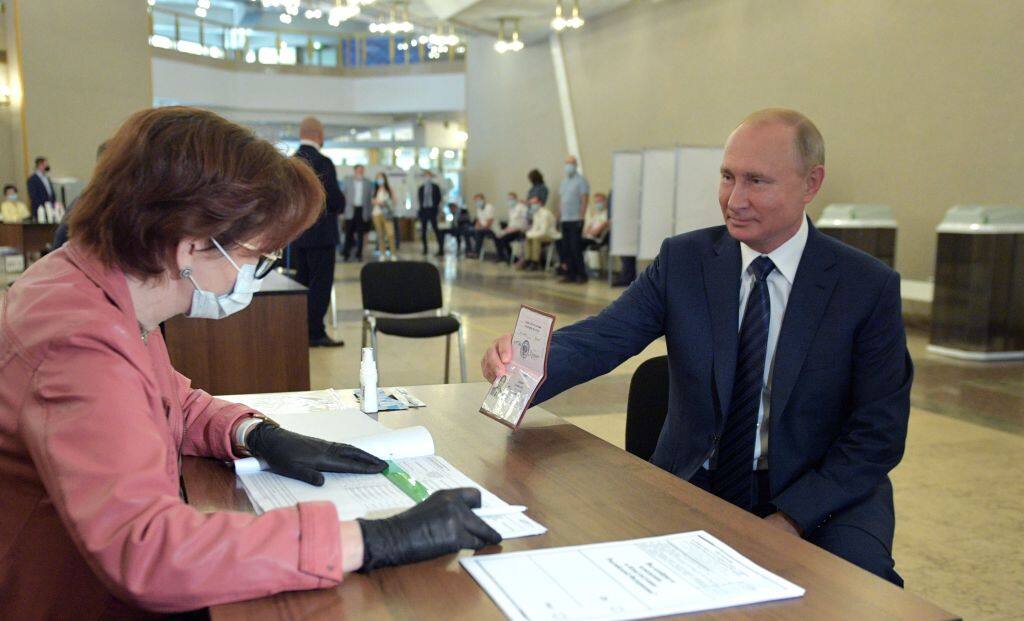 Putin al voto per il referendum costituzionale 2020