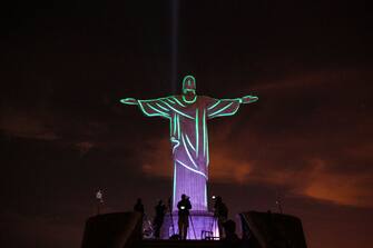 RIO DE JANEIRO, BRAZIL - JULY 01: Messages of solidarity are projected on the statue of Christ the Redeemer as a tribute to victims of the coronavirus (COVID-19) pandemic on on July 1, 2020 in Rio de Janeiro, Brazil. (Photo by Andre Coelho/Getty Images)