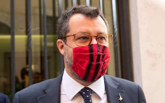 Il leader della Lega, Matteo Salvini, esce dai gruppi parlamentari indossando un mascherina con i colori del Milan, dopo una conferenza stampa di presentazione di un ddl a favore del rilancio delle infrastrutture e per la sburocratizzazione, Roma 01 luglio 2020. ANSA / MASSIMO PERCOSSI