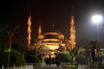 ISTANBUL ISTANBUL
VEDUTA DELLA MOSCHEA SANTA SOFIA / SULTAN AHMET (ISTANBUL MOSCHEA MOSCHEE SANTA SOFIA SULTANAHMET SULTAN AHMET ISLAM MUSULMANO MUSILMANI ISLAMICO INTEGRALISMO INTEGRALISTI MEDIO ORIENTE RELIGIONE RELIGIONI TURCHIA CORANO) (Matt Corner / IPA/Fotogramma, Istanbul - 2007-05-10) p.s. la foto e' utilizzabile nel rispetto del contesto in cui e' stata scattata, e senza intento diffamatorio del decoro delle persone rappresentate