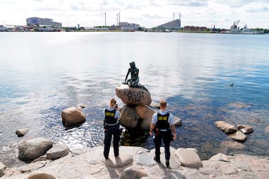 Copenaghen, statua della Sirenetta vandalizzata: "Pesce razzista"