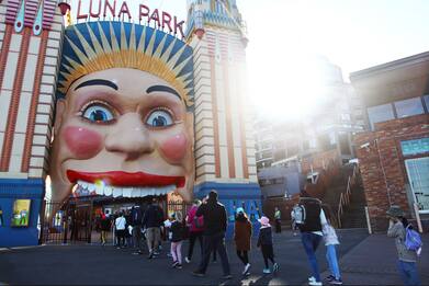 Coronavirus: Australia, riapre il Luna Park di Sydney. FOTO