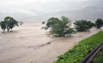 epa08525872 The river Kuma overflowing in Yatsushiro, Kumamoto prefecture, southwestern Japan, 04 July 2020. Local authorities asked the evacuation of more than 76,000 residents in Japan's southwestern prefectures of Kumamoto and Kagoshima following floods and mudslides triggered by torrential rain.  EPA/JIJI PRESS JAPAN OUT EDITORIAL USE ONLY/  NO ARCHIVES