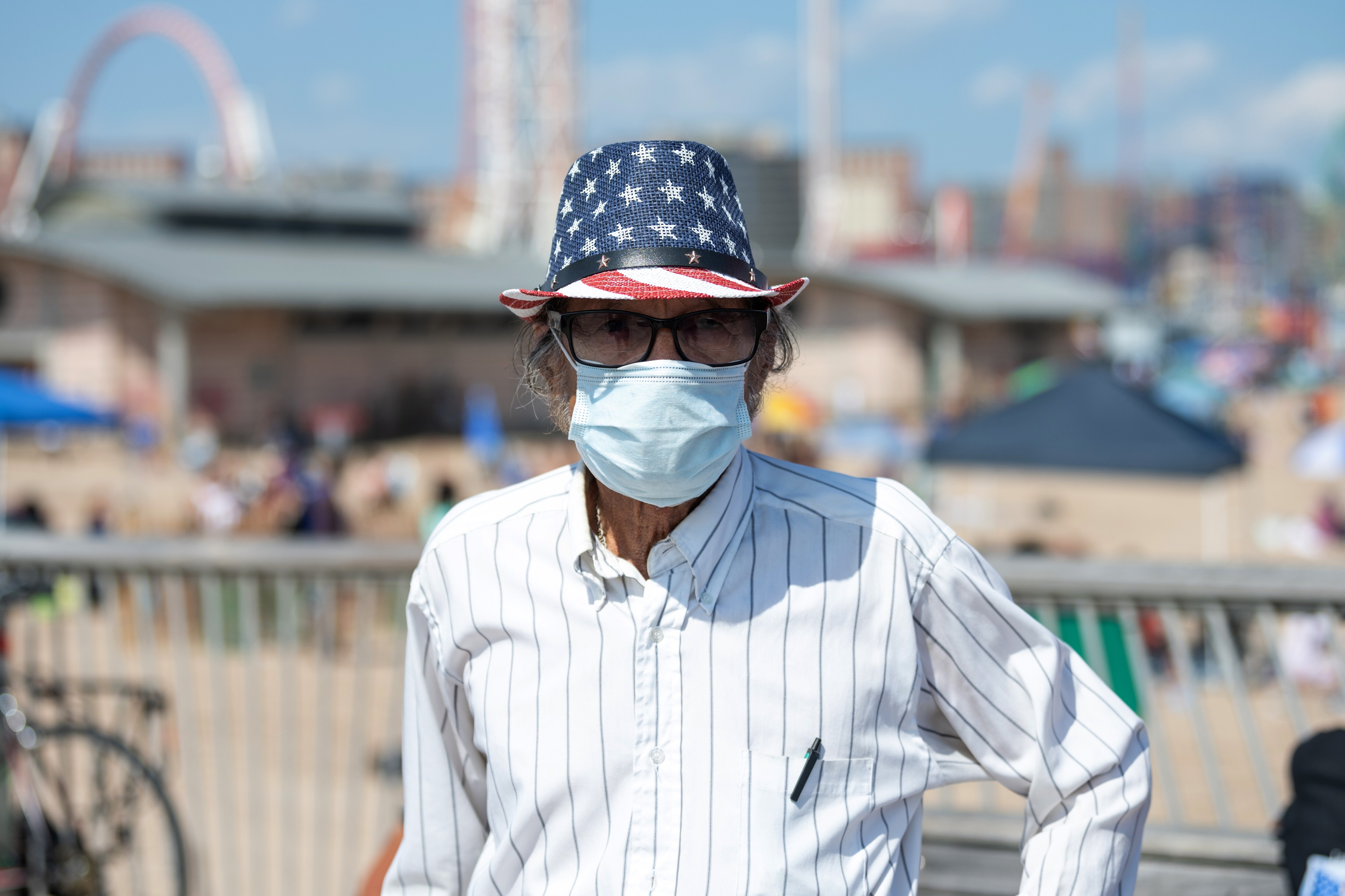 Un uomo a Coney Island celebra il 4 luglio coronavirus usa