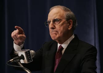 Investigator George J. Mitchell announces results of his 20-month investigation into performance-enhancing drug use in baseball, 13 December 2007, at a press conference in New York. Some of baseball's most prominent stars, including legendary pitcher Roger Clemens, were labelled as drug users on Thursday as George Mitchell's long-awaited report on steroids in the sport was made public. Mitchell said there has been widespread anabolic steriod use for more than a decade and that all 30 Major League teams have one or more players using performance enhancing drugs. AFP PHOTO/Stan HONDA (Photo credit should read STAN HONDA/AFP via Getty Images)