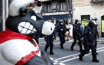 SPAIN SANFERMINES epa08530495 Several riot policemen patrol in the surroundings of City Hall's square in Pamplona, northern Spain, 06 July 2020. Sanfermines should begin 06 July at noon with a rocket fired from the balcony of the City Hall, but the festival was canceled due to the pandemic coronavirus COVID19 crisis. EPA/Jesus Diges
