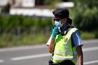 A member of the Catalan regional police force Mossos d'Esquadra controls a checkpoint on the Corbins highway near Lleida on July 4, 2020. - Spain's northeastern Catalonia region locked down an area with around 200,000 residents around the town of Lerida following a surge in cases of the new coronavirus. (Photo by Pau BARRENA / AFP) (Photo by PAU BARRENA/AFP via Getty Images)