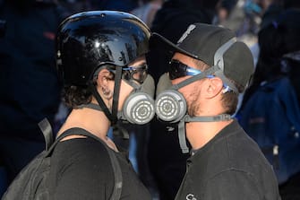 SANTIAGO, CHILE - NOVEMBER 27: A couple of demonstrators kisses with their gas masks on on November 27, 2019 in Santiago, Chile. Earlier today, President PiÃ±era urged Congress to approve bills to reduce social unrest by banning hooded protesters, looting and barricades. He insisted on bringing military to the streets to protect public goods without calling state of emergency. Protests continue uninterruptedly since October 18 when a raise in metro fare was announced. Demonstrators demand urgent measures to reduce inequality, a raise in pensions and minimum salary, fair prices in public services and improvements in education and health care.(Photo by Claudio Santana/Getty Images)