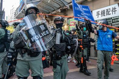 Hong Kong, arrestati 53 attivisti in maxi retata della polizia