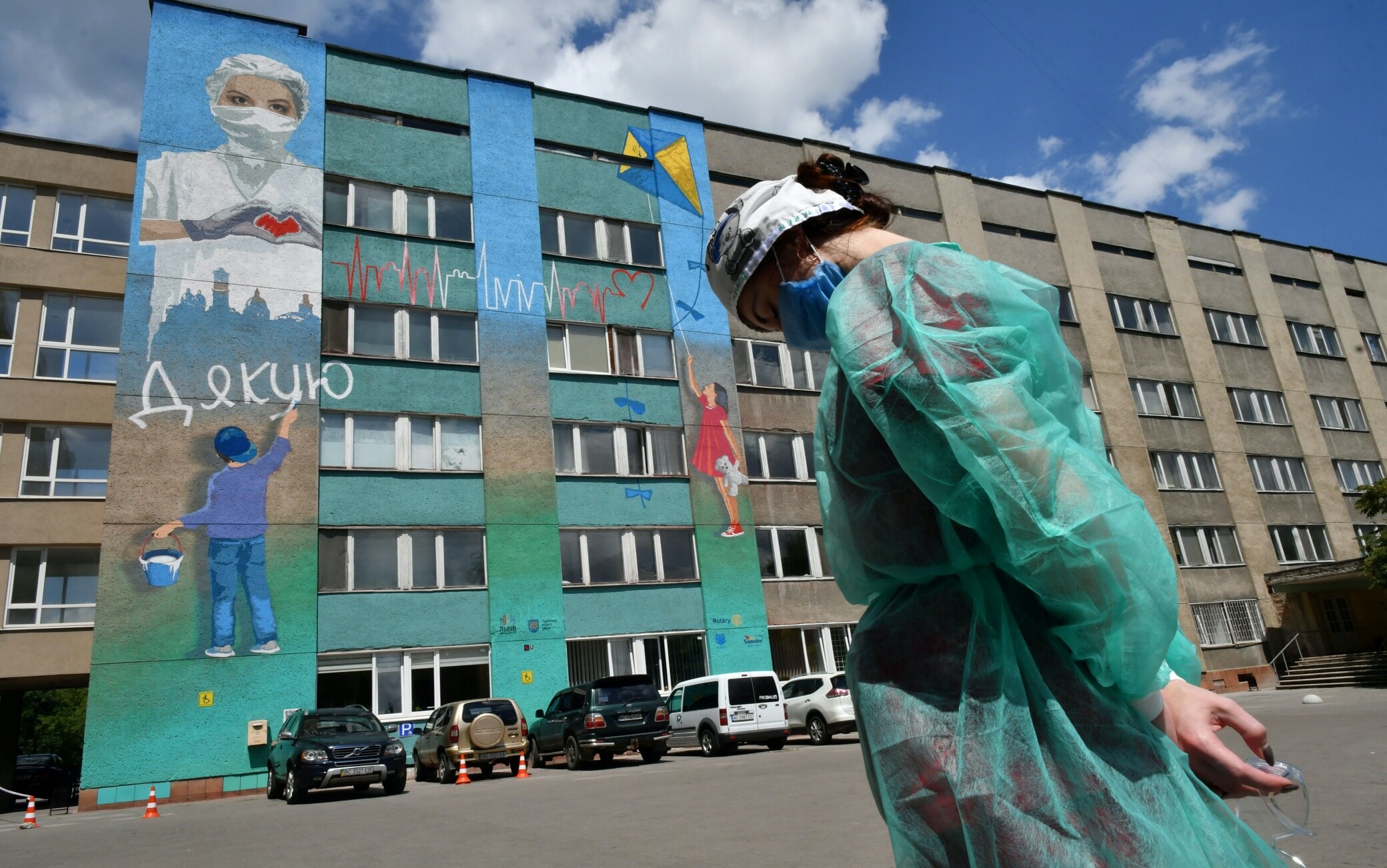 Un'infermiera davanti a un'ospedale di Lviv coronavirus mondo