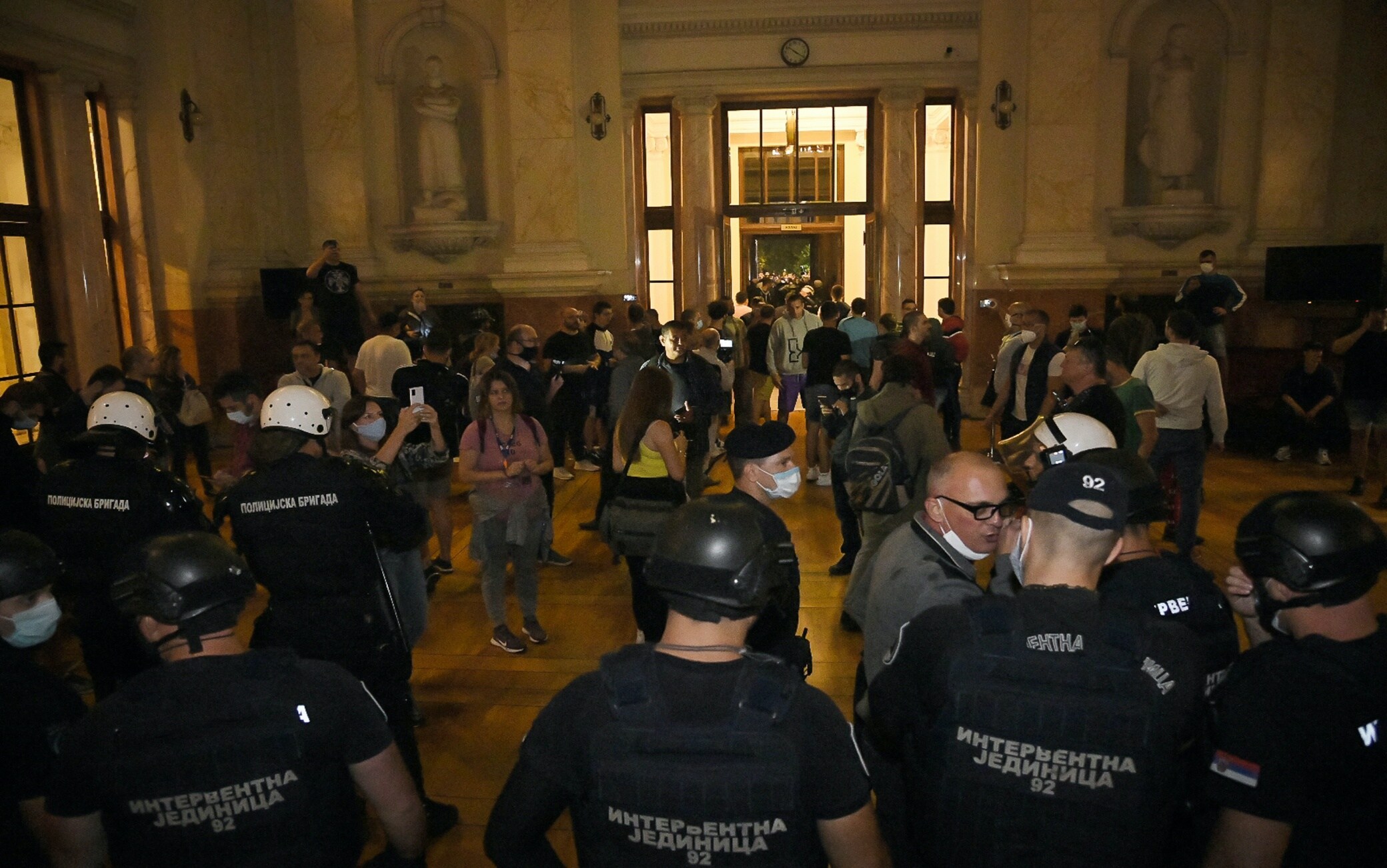 Serbia, manifestazioni nella notte a Belgrado coronavirus mondo