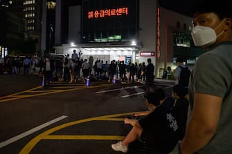 Media and spectators gather outside the Seoul National University hospital on Jul 9, 2020, following unconfirmed reports that Seoul Mayor Park Won-soon had been taken there after being reported missing earlier in the day. (Photo by Ed JONES / AFP) (Photo by ED JONES/AFP via Getty Images)