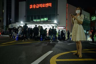 Media and spectators gather outside the Seoul National University hospital on July 9, 2020, following unconfirmed reports that Seoul Mayor Park Won-soon was taken there after being reported missing earlier in the day. (Photo by Ed JONES / AFP) (Photo by ED JONES/AFP via Getty Images)