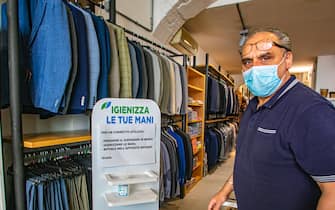 Bergamo Coronavirus FASE 2 - i negozi si preparano per la riapertura del 18 maggio (Foto ©Sergio Agazzi/Fotogramma, Bergamo - 2020-05-14) p.s. la foto e' utilizzabile nel rispetto del contesto in cui e' stata scattata, e senza intento diffamatorio del decoro delle persone rappresentate