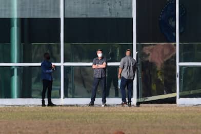 Coronavirus Brasile, Bolsonaro esce dal palazzo presidenziale. VIDEO