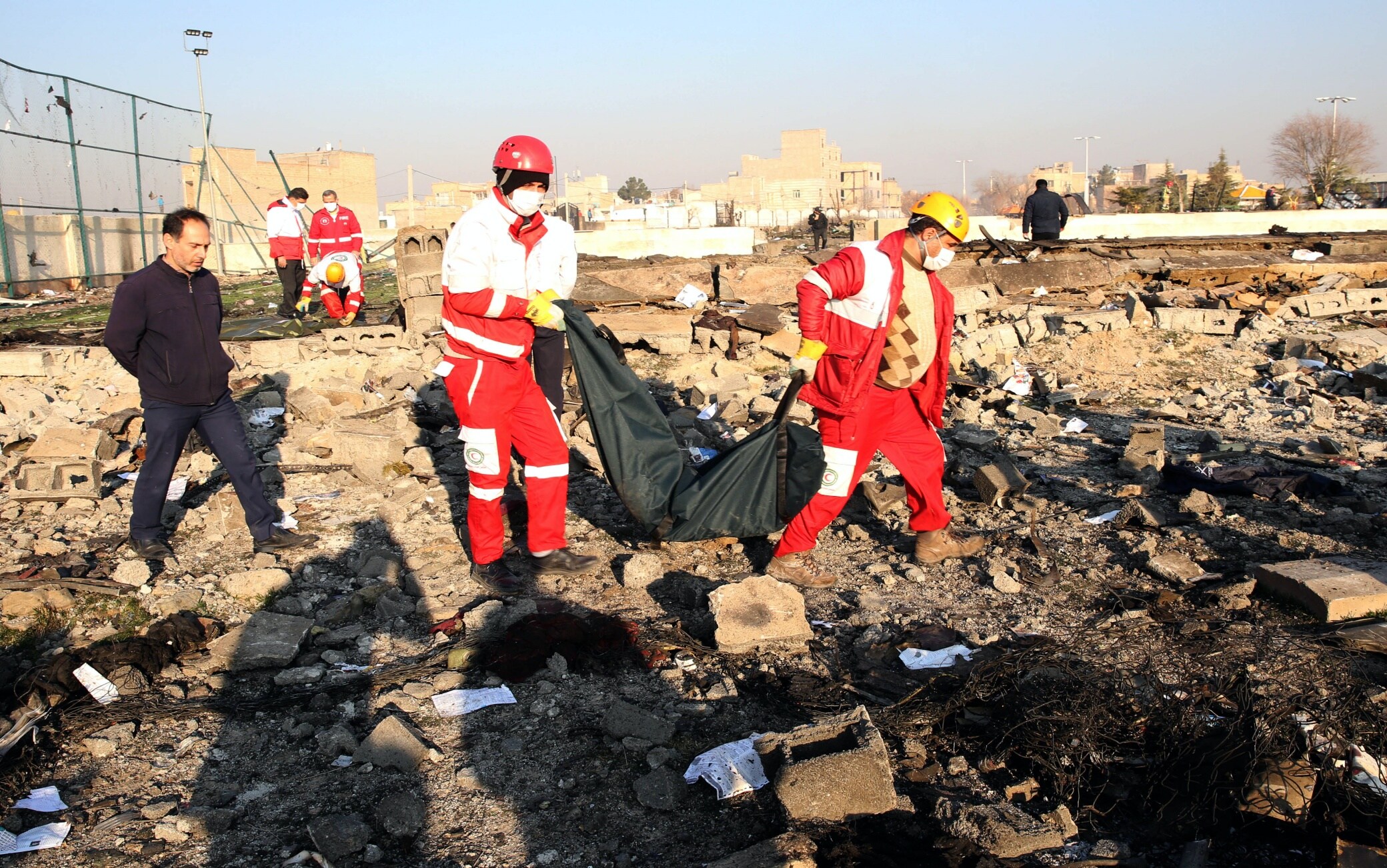 Teheran, il recupero dei corpi dopo l'incidente iran aereo ucraino abbattuto