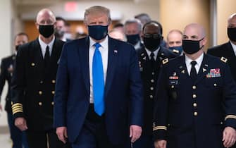 epaselect epa08541218 US President Donald J. Trump (C) wears a face mask as he arrives to visit with wounded military members and front line coronavirus healthcare workers at Walter Reed National Military Medical Center in Bethesda, Maryland, USA, 11 July 2020.  EPA/CHRIS KLEPONIS / POOL