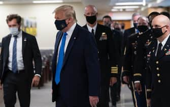 epa08541227 US President Donald J. Trump (C) wears a face mask as he arrives to visit with wounded military members and front line coronavirus healthcare workers at Walter Reed National Military Medical Center in Bethesda, Maryland, USA, 11 July 2020.  EPA/CHRIS KLEPONIS / POOL