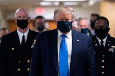 Coronavirus, Trump usa per la prima volta mascherina in pubblico. FOTO