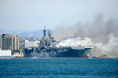 California, incendio su nave militare alla base di San Diego. VIDEO