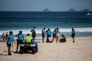Coronavirus, a Rio de Janeiro spiagge aperte solo per fare sport. FOTO