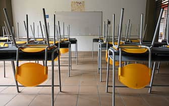 Picture of an empty classroom at the Eustaqui Palacios school in Cali, Colombia, taken on March 16, 2020, after the Colombian government announced the indefinite suspension of face-to-face classes in public schools and universities as a precautionary measure against the new coronavirus, COVID-19. - The government also ordered vacations in private and state educational entities to be moved forward for children and young people to isolate as another measure. (Photo by Luis ROBAYO / AFP) (Photo by LUIS ROBAYO/AFP via Getty Images)