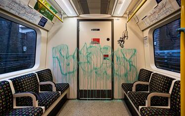 Coronavirus: graffito Banksy cancellato in metro di Londra. FOTO