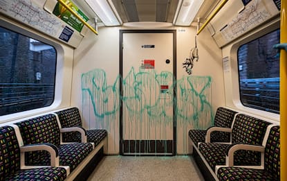 Coronavirus: graffito Banksy cancellato in metro di Londra. FOTO