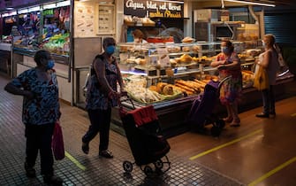 epa08549524 People do the shopping at a market in the district of La Florida, in the city of L'Hospitalet, Barcelona, northeastern Spain, 16 July 2020. Catalan authorities carried out several special measures to avoid the spreading of the virus after a COVID-19 outbreak were registered in three suburbs of L'Hospitalet, the second most populated city of Catalonia.  EPA/ENRIC FONTCUBERTA