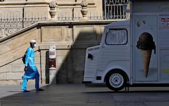 epa08549941 A man wearing a protective face mask takes a stroll along downtown in Lleida, Catalonia, Spain, 16 July 2020. Regional authorities announced special movement restriction measures in the area of Segria in Lleida due to a coronavirus outbreak.  EPA/Susanna Saez