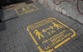 HOSPITALET DE LLOBREGAT, SPAIN - JULY 17: A view of signs on the ground to remind people to keep a safe distance of two meters between people, on July 17, 2020 in Hospitalet de Llobregat, Spain. The Catalan capital, and the nearest towns, with five million residents, have been advised to stay home after the number of Coronavirus cases spiked in the past week.  (Photo by Cesc Maymo/Getty Images)