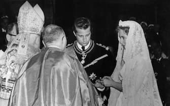 Prince Albert of Belgium, later King Albert II of Belgium and Princess Paola of Belgium (later Queen Paola of Belgium) exchange rings at their wedding ceremony being held in the Cathedral of St. Michael and St. Gudula, Brussels, 2nd July 1959. (Central Press/Hulton Archive/Getty Images)