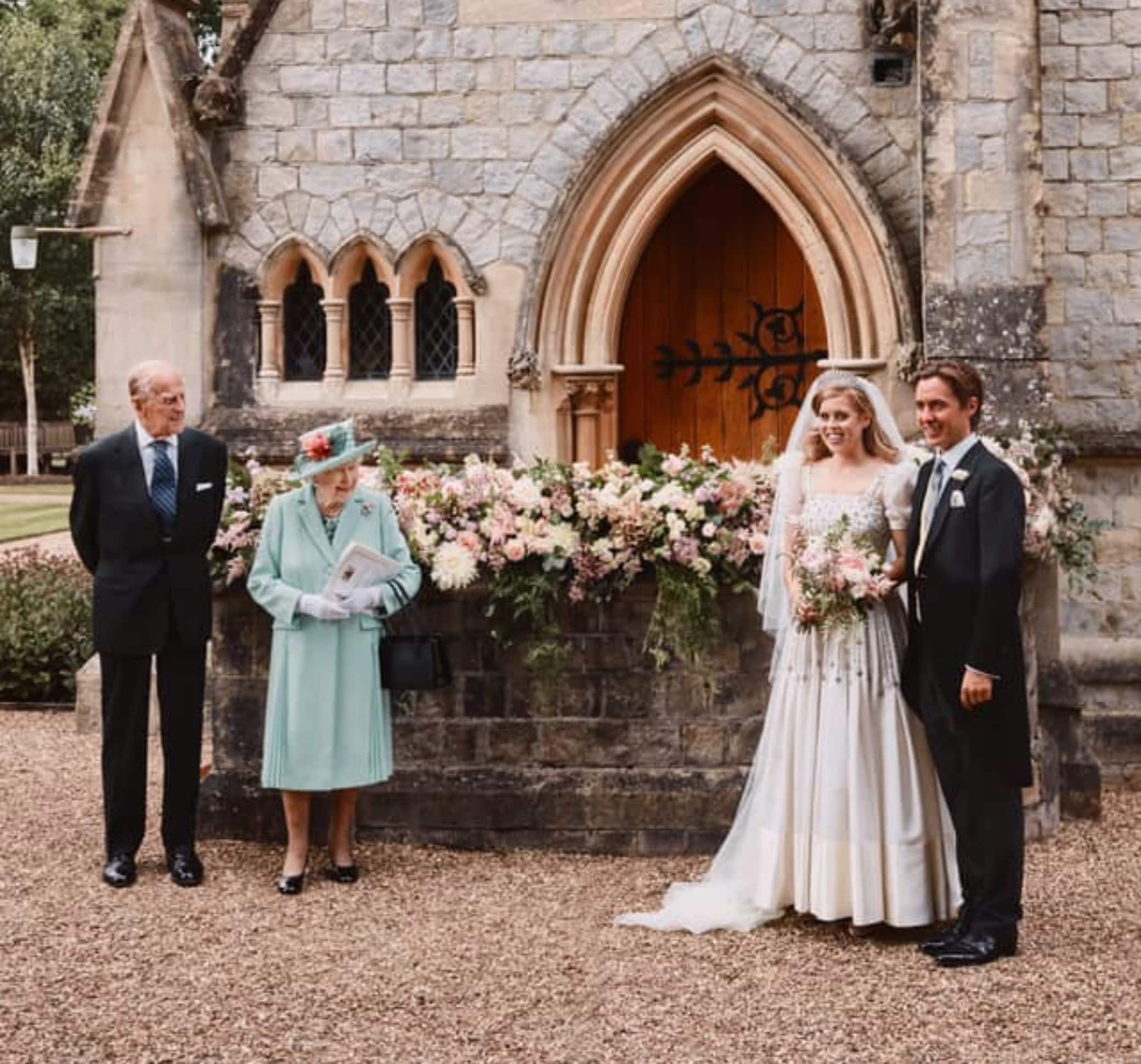 Il principe Filippo e la regina Elisabetta insieme a Beatrice di York ed Edoardo Mapelli Mozzi (foto: Facebook) beatrice york matrimonio