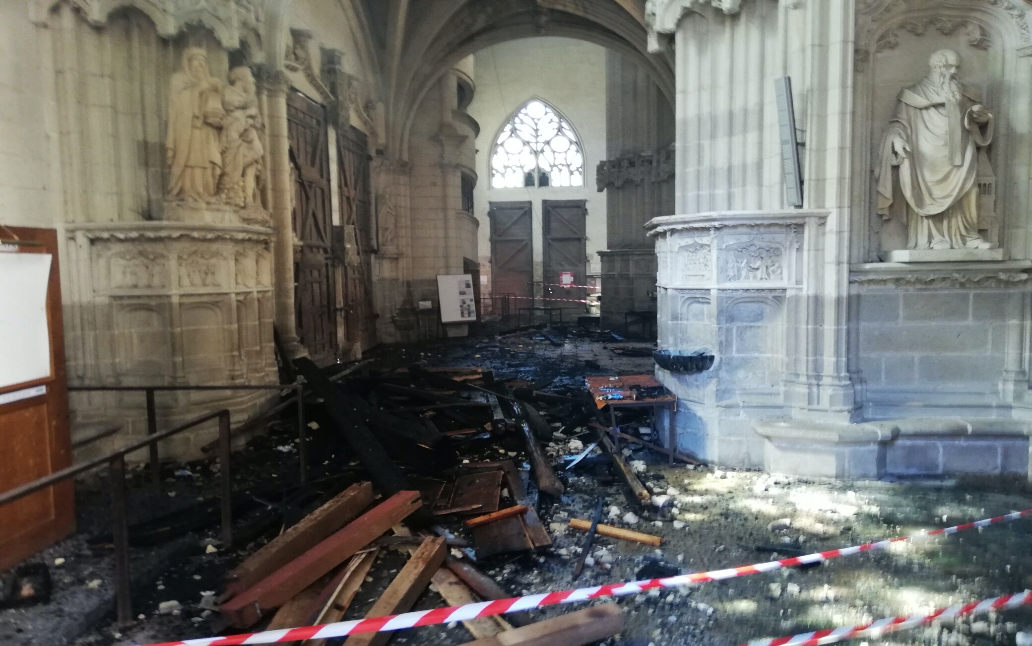 L'interno della cattedrale dopo l'incendio L'interno della cattedrale dopo l'incendio