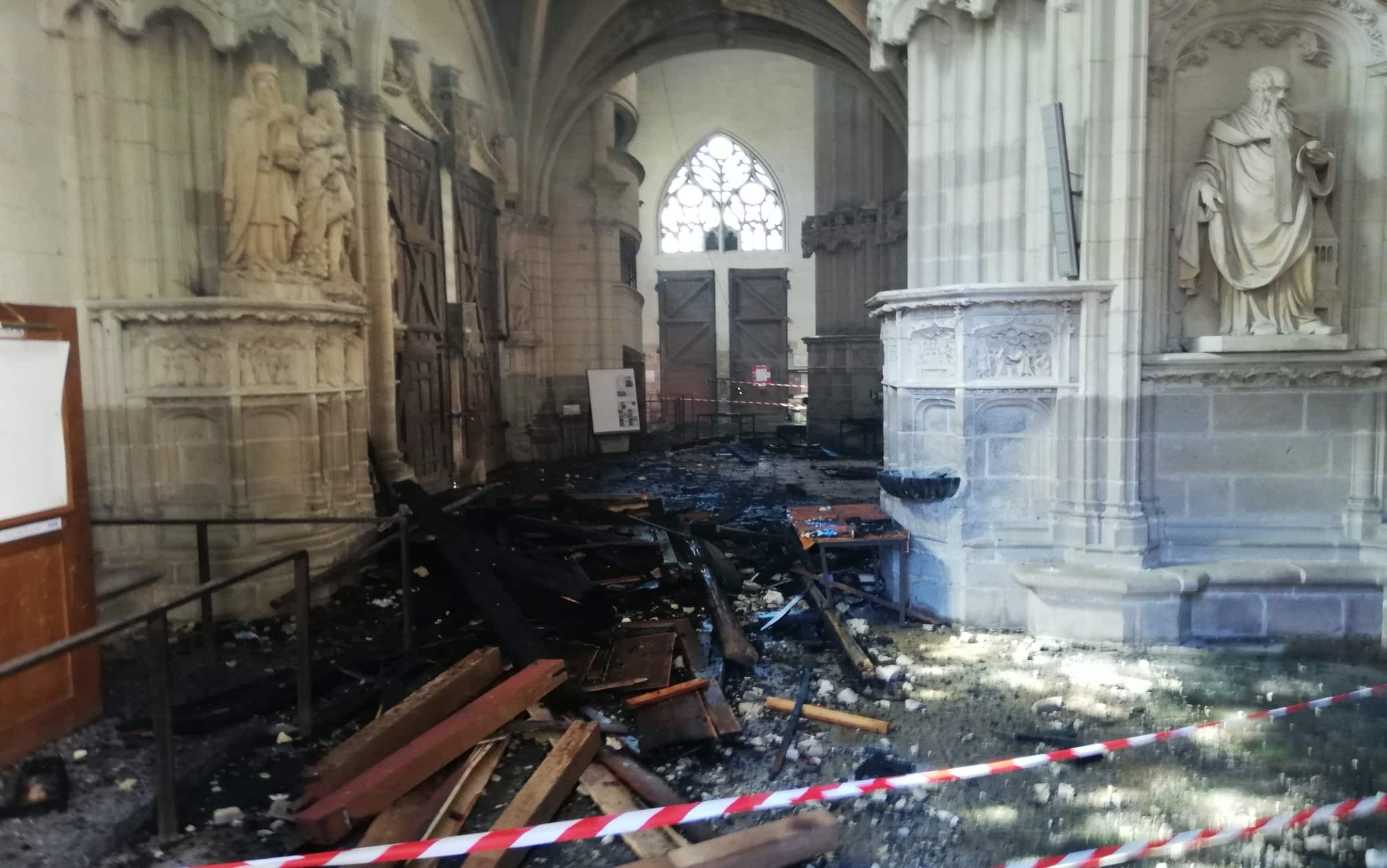 L'interno della cattedrale dopo l'incendio
