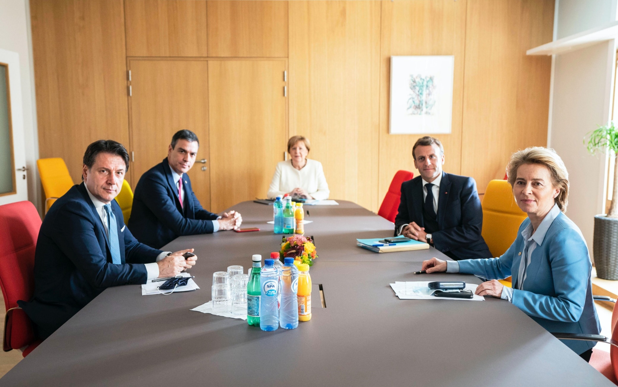 Conte, Sanchez, Macron, Merkel e Von der Leyen durante l'incontro Un momento dell'incontro, negli uffici della delegazione tedesca al Consiglio europeo, tra la cancelliera tedesca Angela Merkel, il premier italiano Giuseppe Conte, il presidente francese Emmanuel Macron, il primo ministro
spagnolo Pedro Sanchez, e la presidente della Commissione europea
Ursula Von Der Leyen, Bruxelles, 19 luglio 2020.
ANSA/ PALAZZO CHIGI/ FILIPPO ATTILI
+++ ANSA PROVIDES ACCESS TO THIS HANDOUT PHOTO TO BE USED SOLELY TO ILLUSTRATE NEWS REPORTING OR COMMENTARY ON THE FACTS OR EVENTS DEPICTED IN THIS IMAGE; NO ARCHIVING; NO LICENSING +++