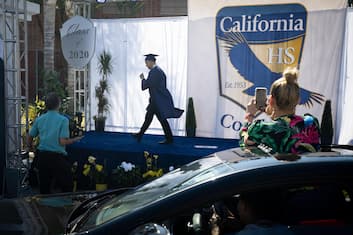 Coronavirus Usa, alla cerimonia di diploma si assiste dall'auto. FOTO
