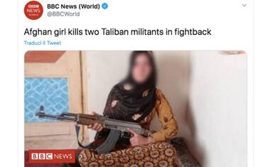 Ragazza afgana uccide due talebani, sua foto col fucile diventa virale