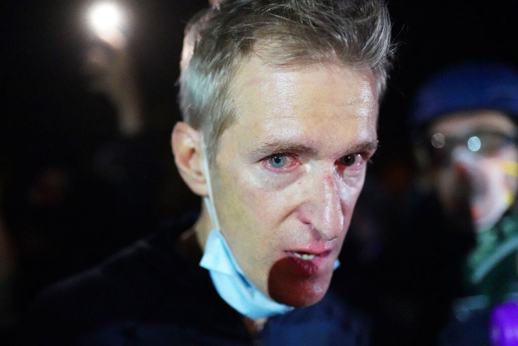 Il sindaco di Portland Ted Wheeler dopo essere stato colpito dai gas lacrimogeni Il sindaco di Portland Ted Wheeler dopo essere stato colpito dai gas lacrimogeni