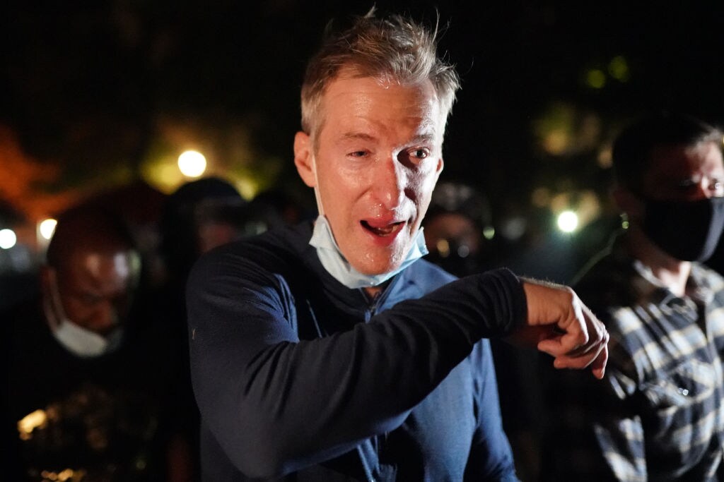 Il sindaco di Portland Ted Wheeler dopo essere stato colpito dai gas lacrimogeni Il sindaco di Portland Ted Wheeler dopo essere stato colpito dai gas lacrimogeni