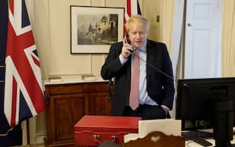 LONDON, ENGLAND - MARCH 25: Prime Minister Boris Johnson on the telephone to Queen Elizabeth II for her Weekly Audience during the coronavirus (COVID-19) pandemic at 10 Downing Street on March 25, 2020 in London, England. (Photo by Andrew Parsons-WPA Pool/Getty Images)