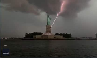 New York, fulmine colpisce la Statua della Libertà. VIDEO