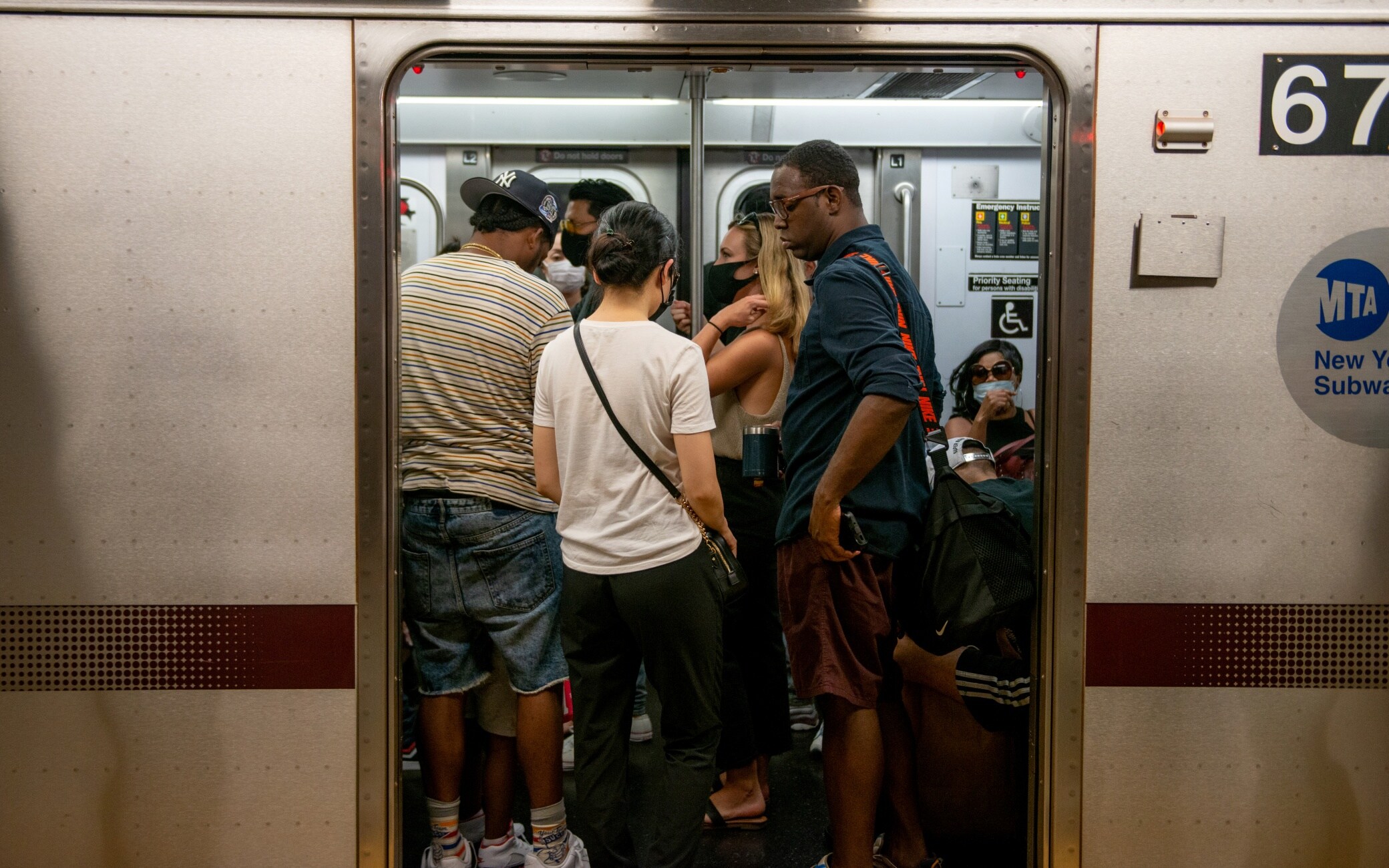 Un'affollata corsa della metropolitana di New York