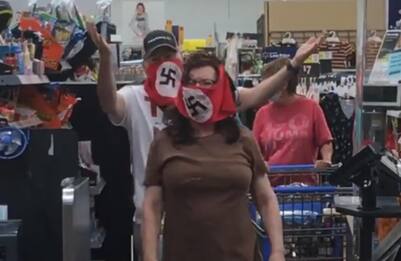 Coronavirus Usa, coppia da Walmart con mascherine con svastica