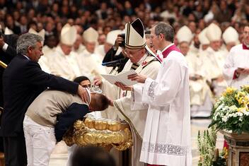 Papa Francesco: non valido battesimo con formula noi ti battezziamo