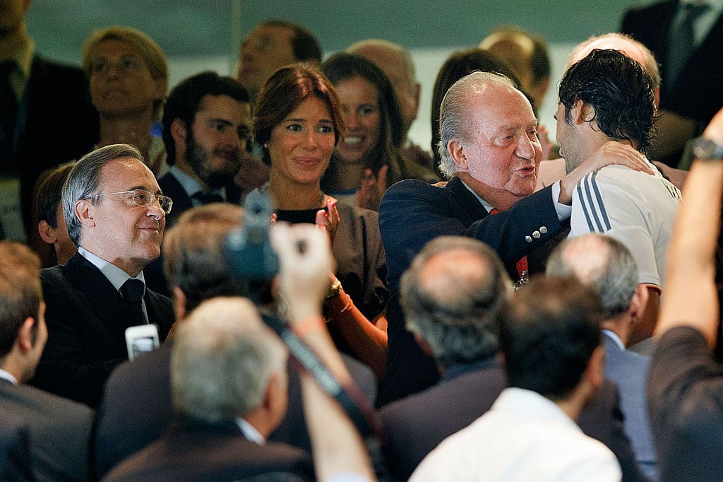 Juan Carlos premia i giocatori del Real Madrid al Santiago Bernabeu