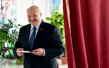 Bielorussia, exit poll: Lukashenko sfiora l'80%. Scontri dopo il voto